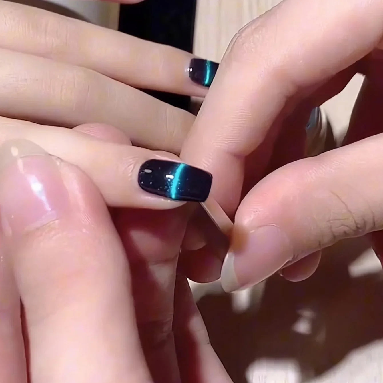 2pcs Nail Art Magnetic Pen 3D Cat Eye Painting Nails Art Design Dual-Ended Magnet Wand Gel Polish Magic for Christmas Manicure D