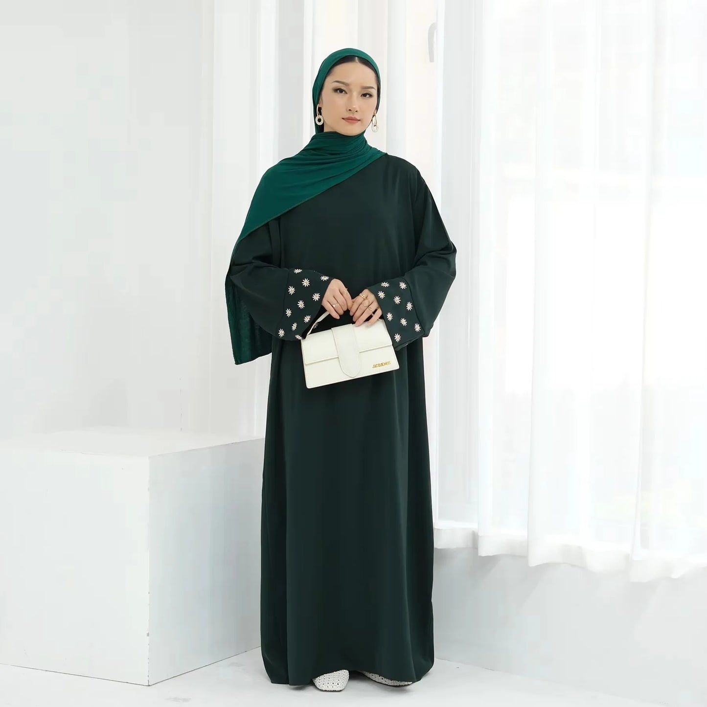 Daisy Embroidered Closed Abaya Muslim Dress Women Loose Islamic Clothing Dubai Turk Gown Modest Kaftan Casual Summer (No Scarf)