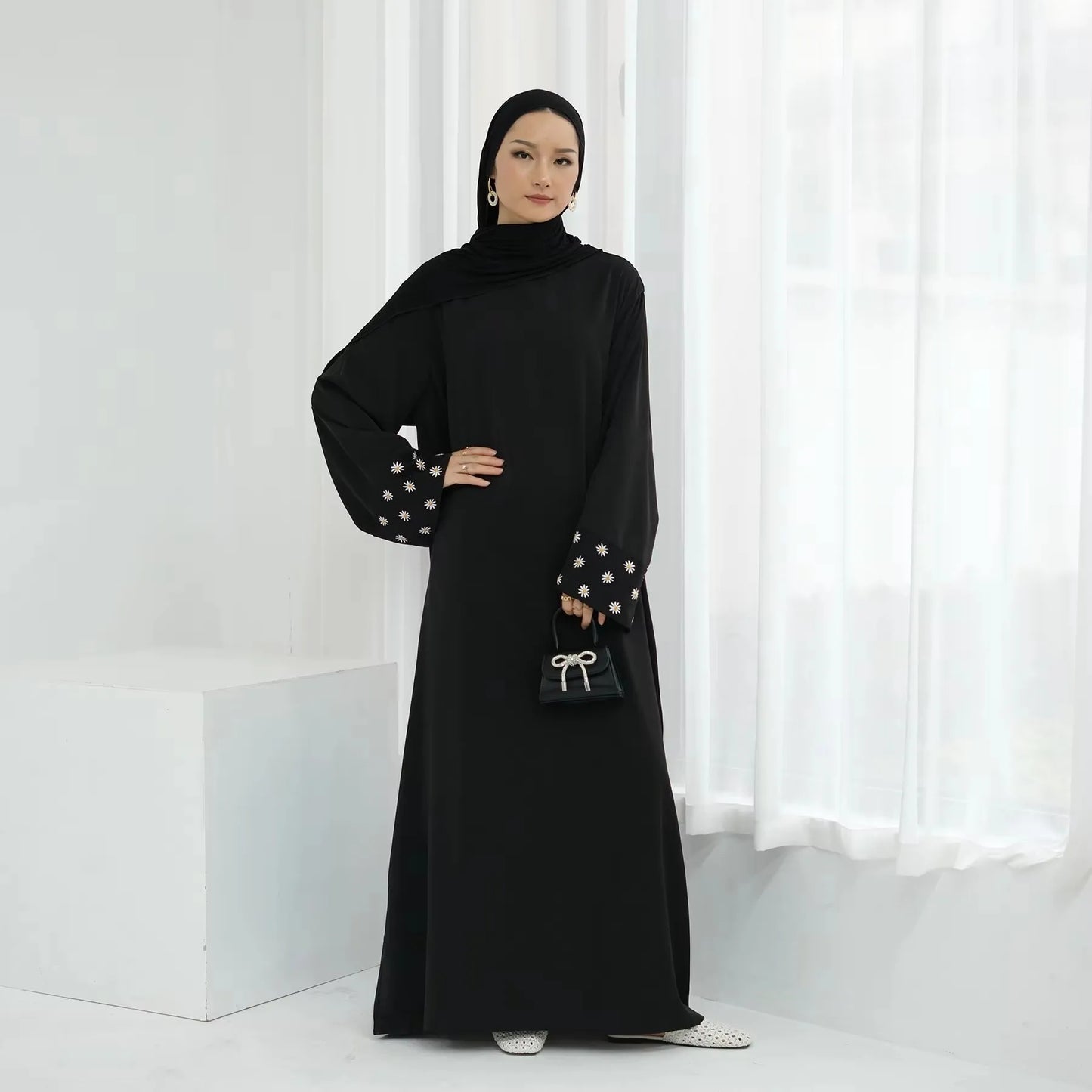Daisy Embroidered Closed Abaya Muslim Dress Women Loose Islamic Clothing Dubai Turk Gown Modest Kaftan Casual Summer (No Scarf)